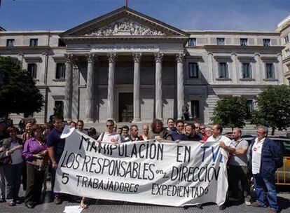 Concentración de trabajadores de TVE ante el Congreso de los Diputados.