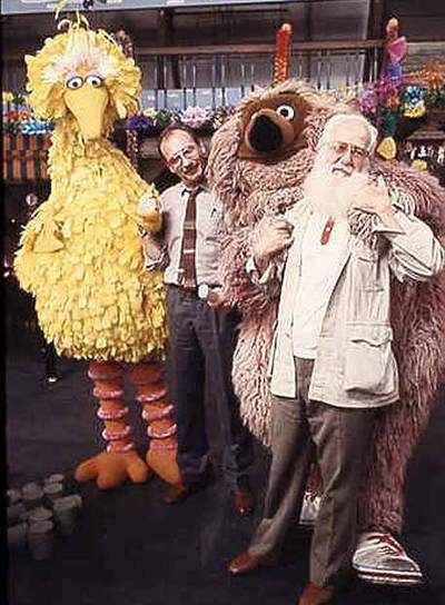 Kermit Love, con barba, y Helmut Hermann con dos de sus muñecos.