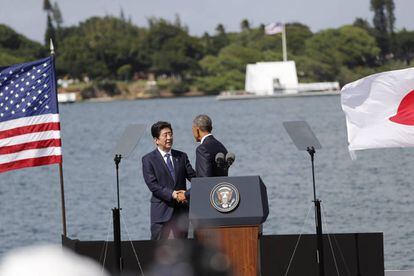 El presidente estadounidense, Barack Obama y el primer ministro japon&eacute;s, Shinzo Abe, durante su visita al USS Arizona Memorial en Pearl Harbor. 