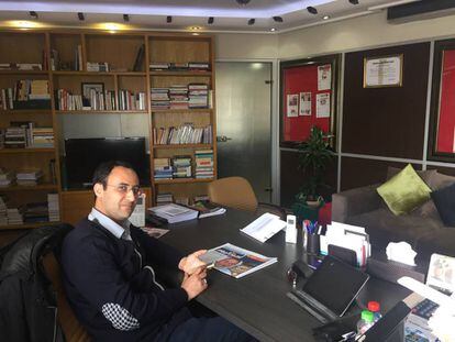 Yunes Meskine, director del diario 'Ajbar al Yaum' hasta el pasado febrero, en su despacho del periódico en mayo de 2018.