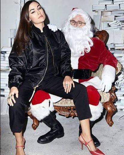 Sasha junto a Papa Noel en una de las fotos de la nueva campaña de Navidad de la firma de moda Skim Milk.