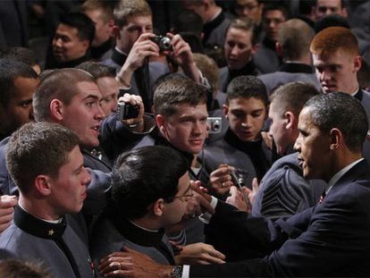 Barack Obama saluda a los cadetes en la academia militar de West Point (Nueva York), donde la noche del martes pronunció su discurso sobre la estrategia en Afganistán.