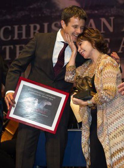 El pr&iacute;ncipe Frederik de Dinamarca felicita a Isabel Allende
