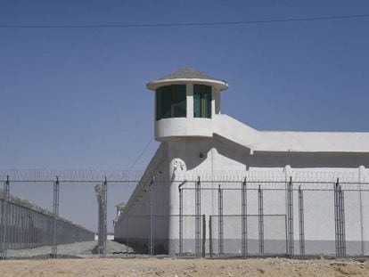 Torre de vigilancia en un llamado centro de internamiento en Xinjiang.