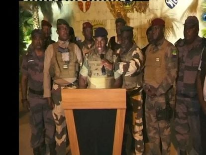 Un grupo de militares gaboneses comparecían en televisión para anunciar que han tomado el poder tras la reelección del presidente Ali Bongo Ondimba, en una captura del miércoles.