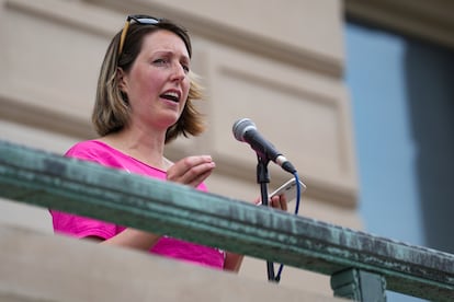 Caitlin Bernard, la médica que atendió a la niña de 10 años violada, en un acto a favor del aborto al día siguiente de la sentencia del Supremo, en Indianápolis.