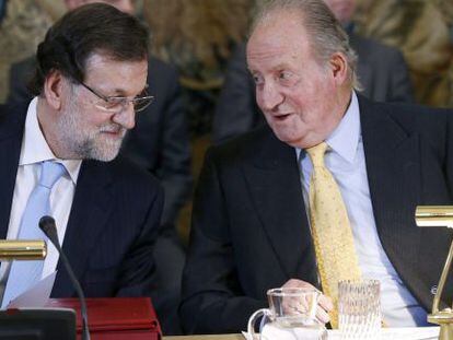 El rey Jun Carlos conversa con el presidente del Gobierno, Mariano Rajoy.