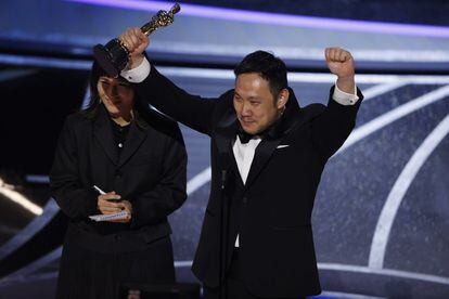 El director de cine japonés Ryusuke Hamaguchi alza su estatuilla a mejor película internacional por ''Drive my car'.