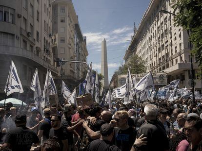 Manifestantes protestan contra las reformas económicas del nuevo presidente argentino, Javier Milei, en Buenos Aires.