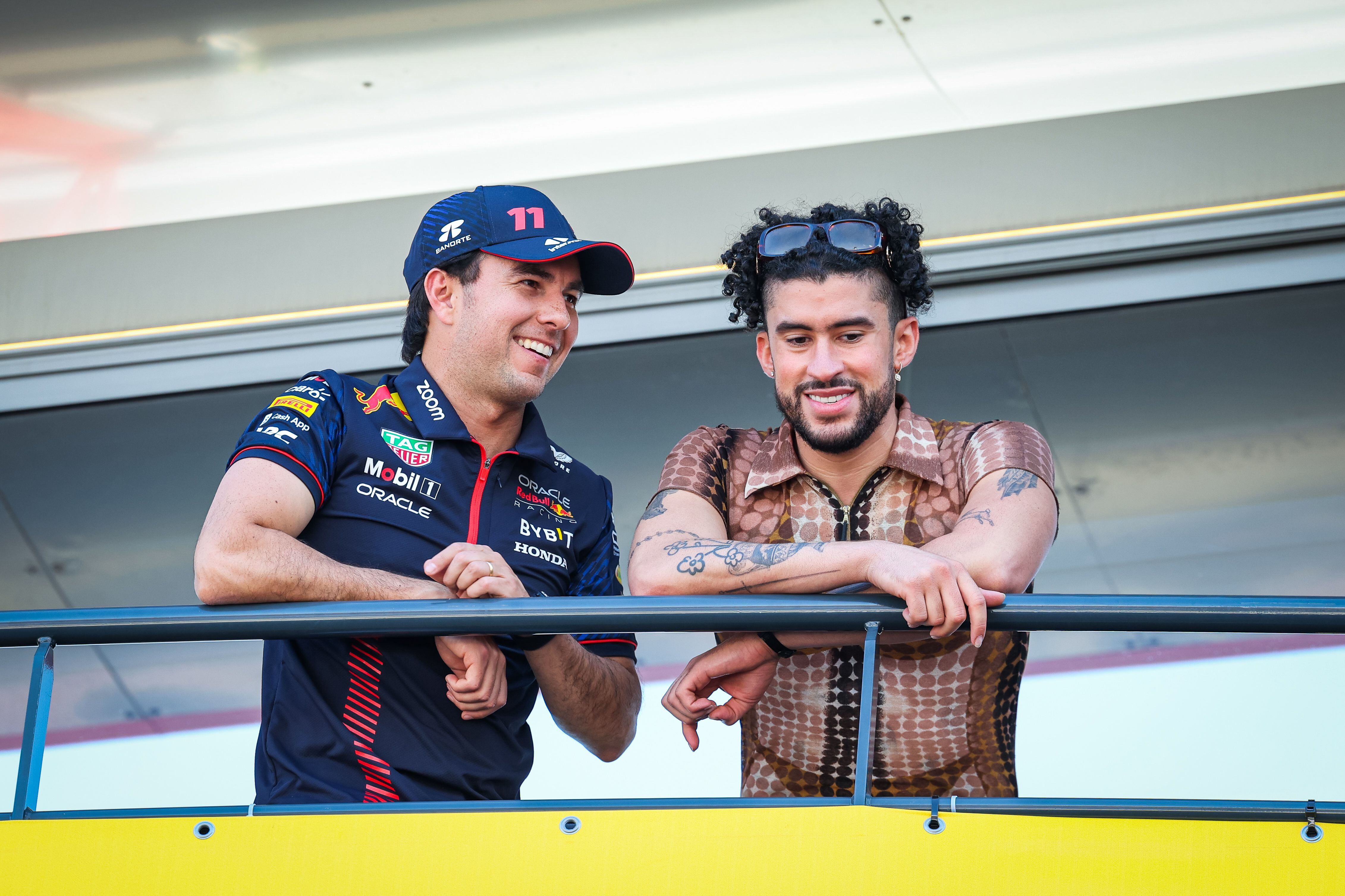 Checo Pérez junto a Bad Bunny, este jueves en el Gran Premio de Mónaco. 