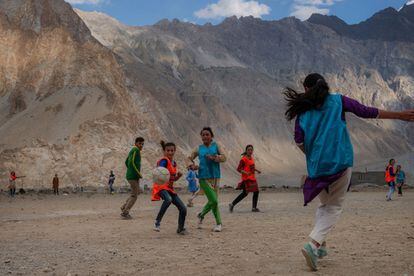 "Las dos hemos recibido una beca para la universidad gracias a nuestros méritos deportivos. Estamos convenciendo a la universidades de Pakistán de que concedan más a nuestras compañeras del valle de Hunza", cuenta Sumaira. Otras compañeras ya han recibido una beca para estudiar en Lahore o en otras ciudades. 