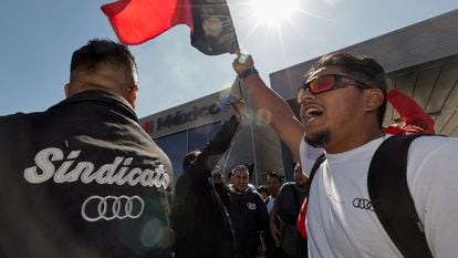 Trabajadores se manifiestan afuera de la planta de Audi, el 24 de enero.