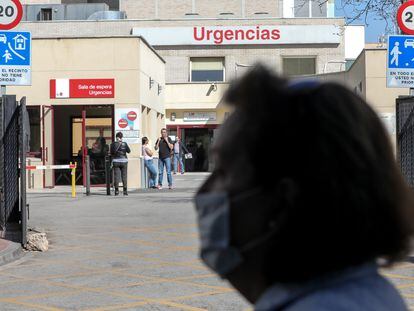 Una mujer con mascarilla, este viernes ante la puerta de Urgencias del Hospital Gregorio Marañón, en Madrid.