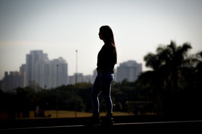 Esther, de 23 años, en un parque de São Paulo el 26 de mayo, una semana después de someterse a un aborto en Rosario (Argentina).
