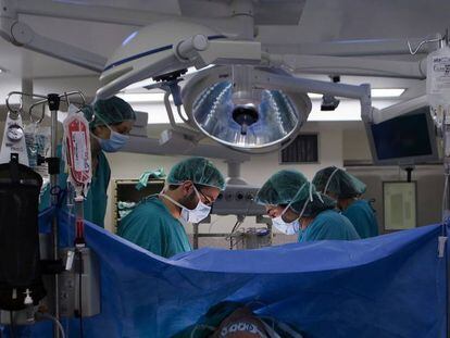 Operació en una sala de l'Hospital Clínic de Barcelona.