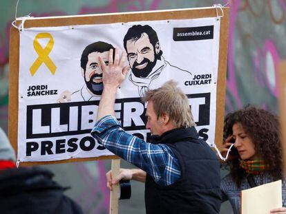 Un hombre porta una pancarta de apoyo a Sànchez y Cuixart, el sábado en Berlín