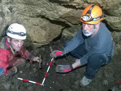 Los excavadores Asier Izagirre y Francisco Etxeberriajunto a los restos en la sima de Gaztelu.