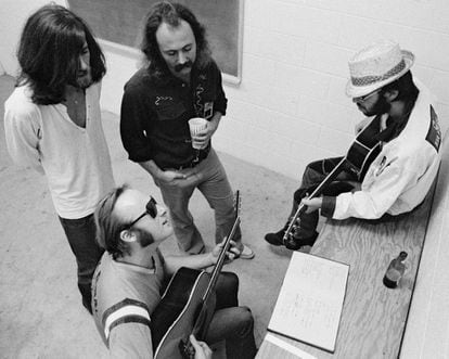 David Crosby, Stephen Stills, Graham Nash y Neil Young, listos para tocar en un concierto en Rich Stadium.