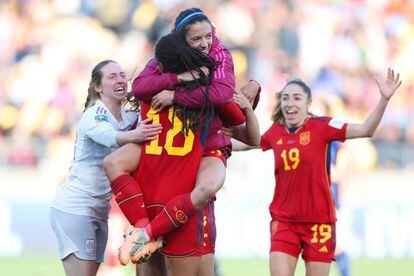 Las jugadoras de la selección de España celebran el segundo gol de Salma Paralluelo.  