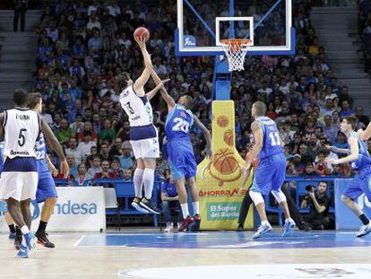 Simpson y Doblas disputan un balón en el partido Estudiantes-Gipuzkoa.