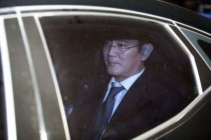 El heredero del grupo Samsung y vicepresidente de Samsung Electronics, Lee Jae-yong (c), accede al centro de detenci&oacute;n en espera de la decisi&oacute;n del tribunal en Se&uacute;l (Corea del Sur)