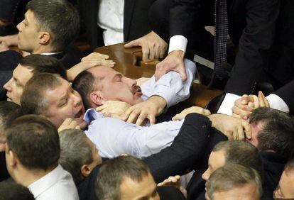 Diputados del gobierno y de la oposición se enzarzan en una pelea durante una sesión del Parlamento ucraniano en Kiev.