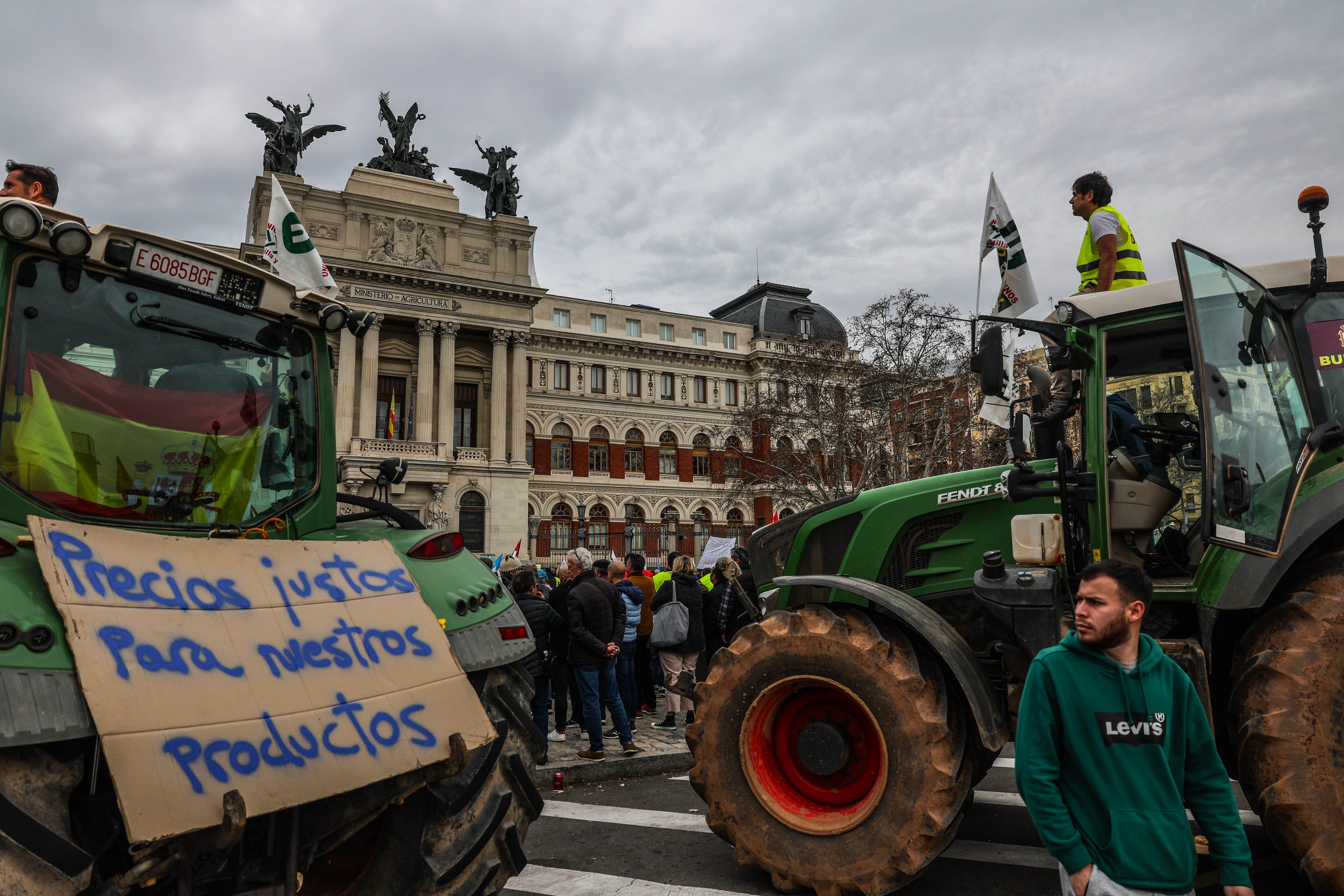 UGT, CCOO y 72 juristas advierten del riesgo de calificar como terrorismo los disturbios en Cataluña