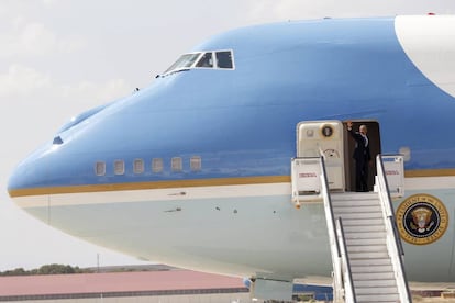 Obama sube al Air Force One en la base aérea de Torrejón para partir hacia la base naval de Rota, en Cádiz.