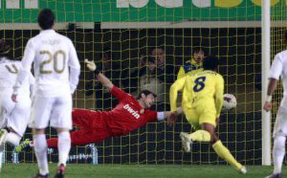 Casillas no puede evitar el gol de Senna de falta.