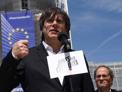Carles Puigdemont y Quim Torra, ante el edificio de la Comisión Europea, en Bruselas. En vídeo, Puigdemont y Comín intentan sin éxito recoger su acta de eurodiputados con un poder notarial belga.