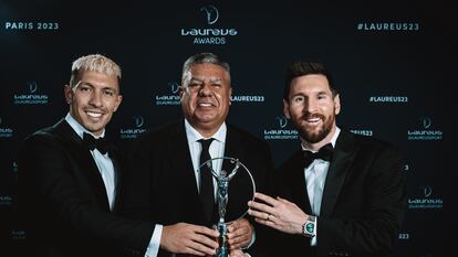 Claudio Tapia (al centro), junto a Lisandro Martínez y Lionel Messi, en París (Francia), el pasado 8 de mayo.
