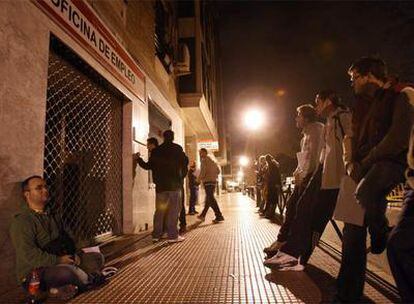 Un grupo de parados hace cola de madrugada en la oficina de empleo de la localidad madrileña de Torrejón de Ardoz.