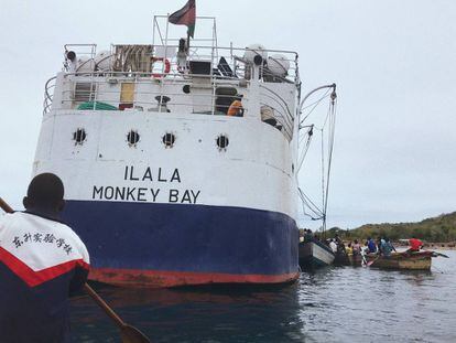 Pescadores subiendo a la barca Ilala (que navega el Lago Malawi desde 1951) en la Isla Likoma.