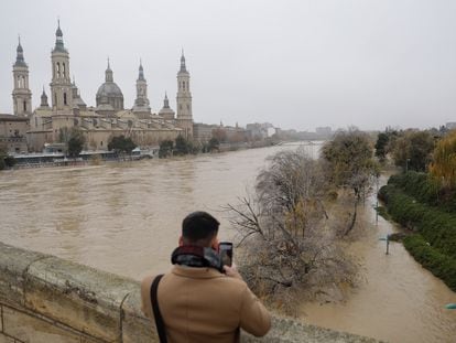 Crecida del río Ebro en su paso por Zaragoza, este martes.