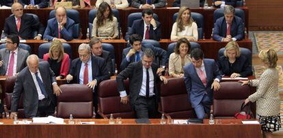 Los miembros del Gobierno regional en funciones ocupan sus sillones provisionales en la sesión inaugural en la Asamblea.