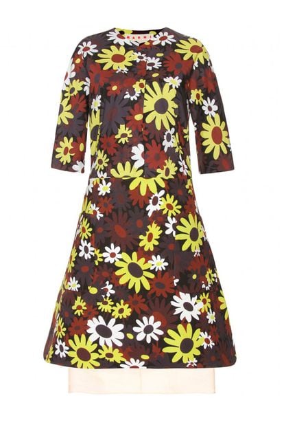 Si juntamos la tendencia de flores con la estética sesentera tenemos como resultado este vestido de Marni (870 euros).