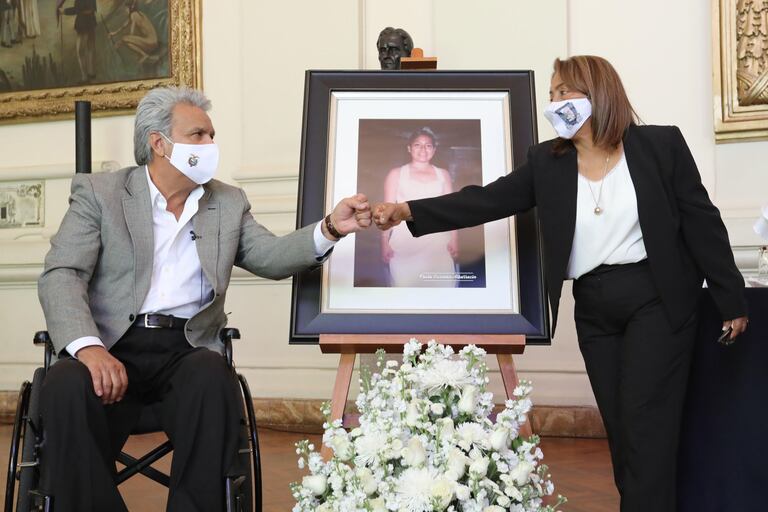 El presidente de Ecuador, Lenín Moreno, junto a Petita Albarracín, madre de Paola Guzmán, víctima de violencia sexual.