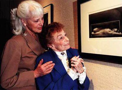 Ruth Bernhard, a la derecha, en una exposición de su obra en 2001.