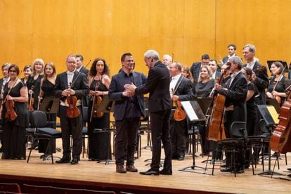 Eduardo Soutullo y Paul Daniel, en el centro, ante la orquesta.