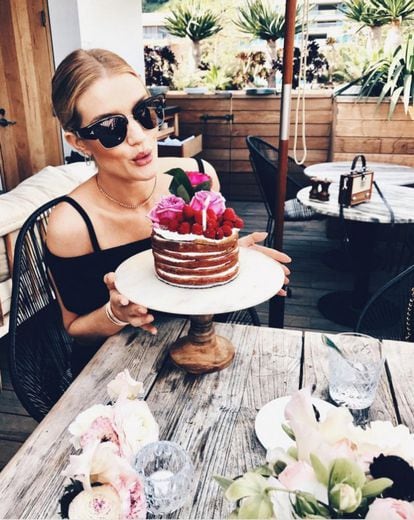 Rosie Huntington-Whiteley celebró su cumpleaños 30 con sus amigos en Malibú. La modelo compartió la imagen de su torta cubierta con flores y frutos rojos. La modelo aseguró que ella sola se comió todo el pastel.