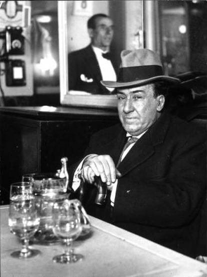 Antonio Machado en el café de las Salesas de Madrid, en 1933.