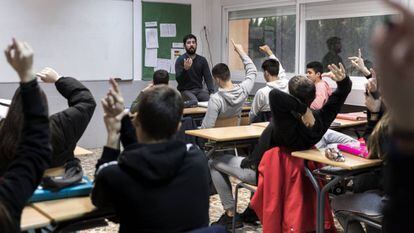 Varios alumnos intervienen durante una clase de 4º de ESO.