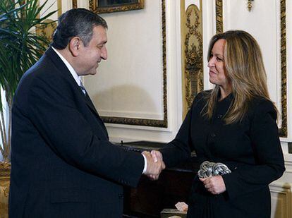 Trinidad Jiménez saluda al primer ministro egipcio, Essam Sharaf.