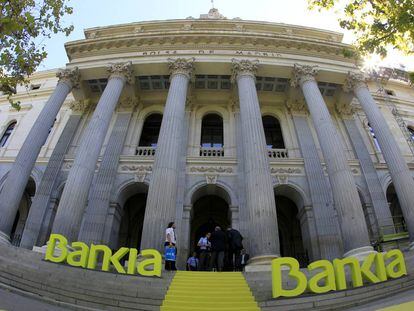 Fachada de la Bolsa de Madrid el día del estreno de Bankia en el parqué