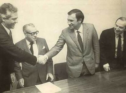 Gonzalo Artiach (izquierda) y José María Vizcaíno se saludan ante el notario (en medio) y ante Pedro Arroyo en marzo de 1984 tras constituir Confebask.