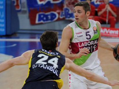 Causer intenta superar a Casely en el encuentro de Euroliga celebrado este jueves en Vitoria.