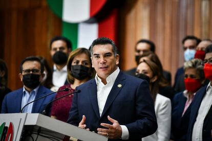 Rubén Moreira y representantes del PRI durante una conferencia de prensa en la Cámara de Diputados.