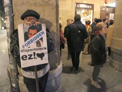 Un manifestante contra la dispersión de los presos de ETA.