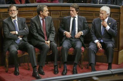 Los expresidentes del Gobierno Mariano Rajoy, José Luis Rodríguez Zapatero, José María Aznar y Felipe González, participan en los actos de celebración de los 40 años de la Constitución, en el Congreso de los Diputados, el 6 de diciembre de 2018.