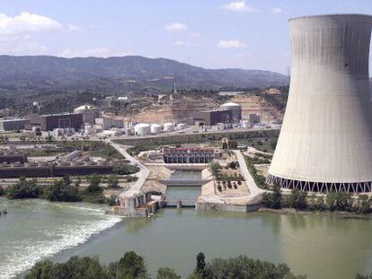 Complejo nuclear de Asc&oacute; con la torre de refrigeraci&oacute;n en primer plano.